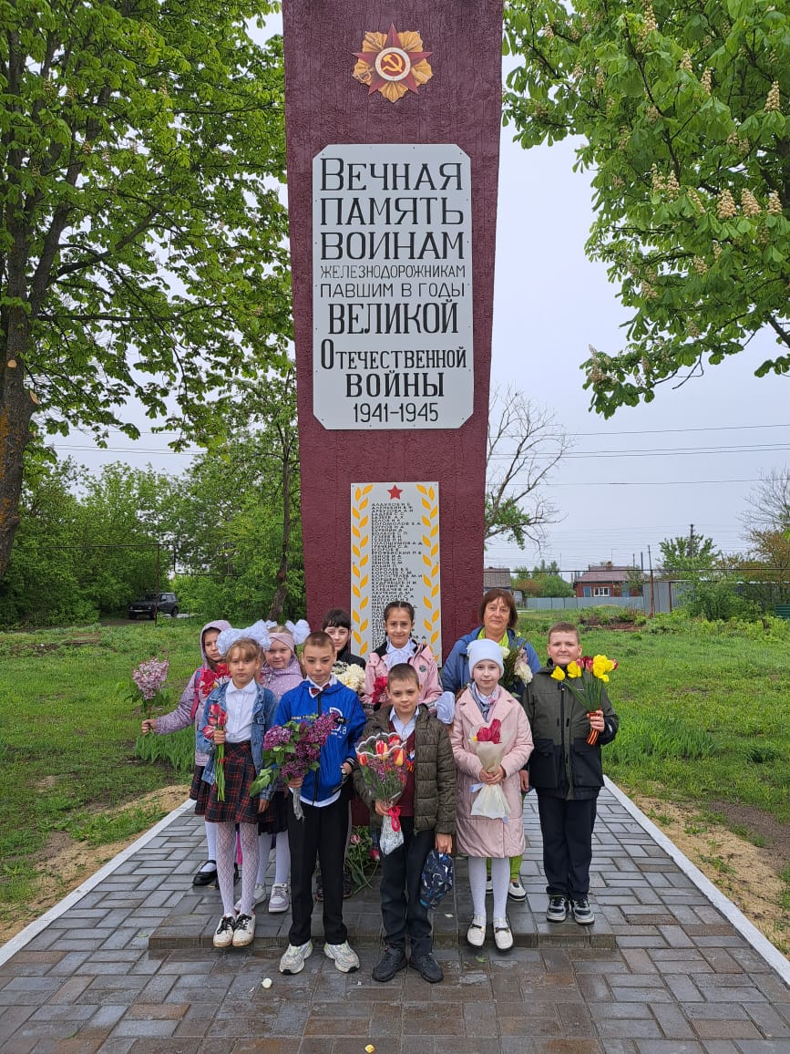 Возложение цветов к памятнику воинам железнодорожникам.